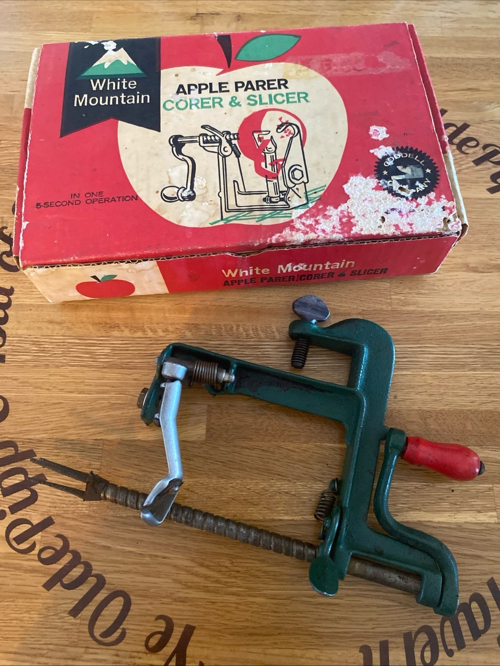 Vintage White Mountain Apple Parer, Corer, and Slicer. Collectors item.